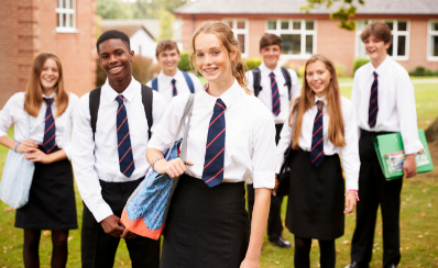 Estudiantes con uniformes escolares